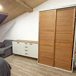 центр для друзів та сімї спальня і кухня-вітальня